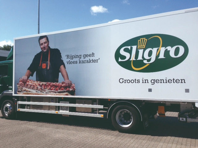 Vervoersreclame op een vrachtwagen van Sligro